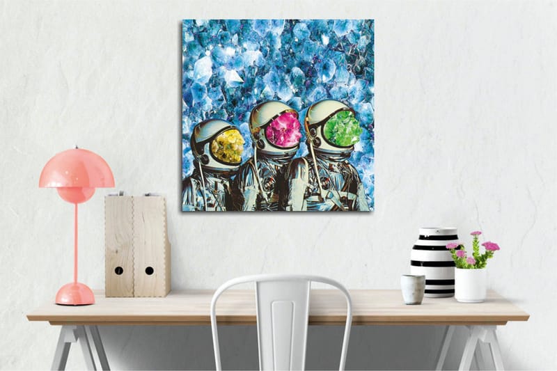Lærredsbillede - Tre astronauter med farverige hjelme i en krystallinsk baggrund - Blå / Grøn / Lyserød - Boligtilbehør - Billeder & kunst - Billeder på lærred