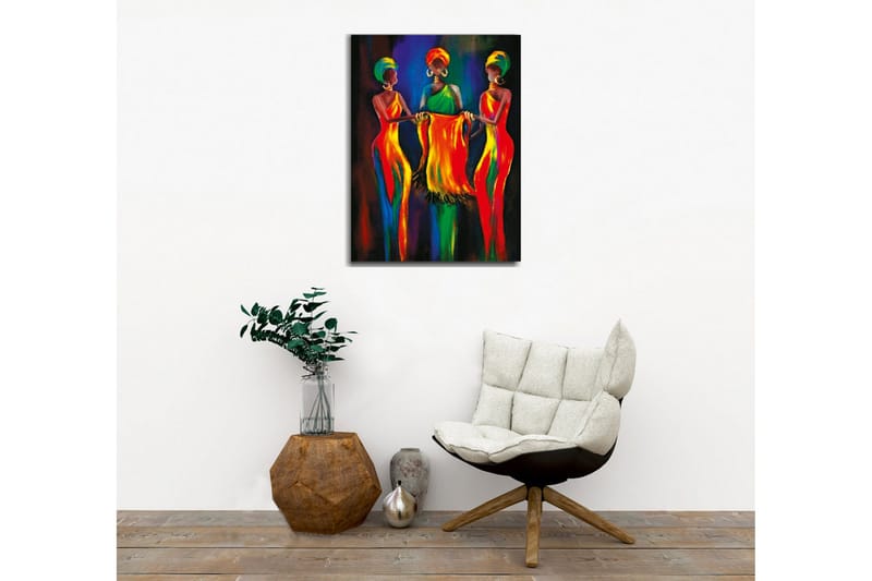 Lærredsbillede - Tre kvinder i farverige kjoler holder et stykke stof sammen - Rød / Gul / Grøn - Boligtilbehør - Billeder & kunst - Billeder på lærred