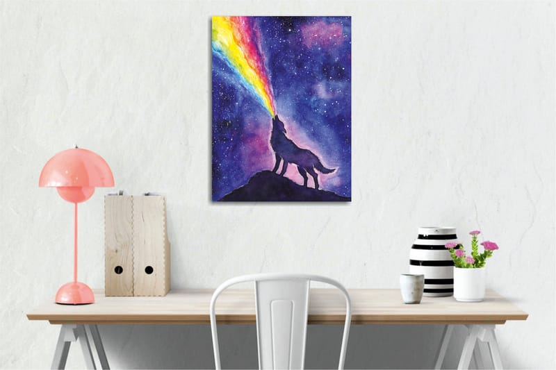 Lærredsbillede - Ulv hyler mod en farverig regnbue på nattehimlen - Mørkeblå / Lilla / Regnbuefarver - Boligtilbehør - Billeder & kunst - Billeder på lærred