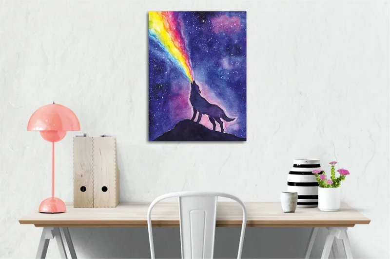 Lærredsbillede - Ulv hyler mod en farverig regnbue på nattehimlen - Mørkeblå / Lilla / Regnbuefarver - Boligtilbehør - Billeder & kunst - Billeder på lærred