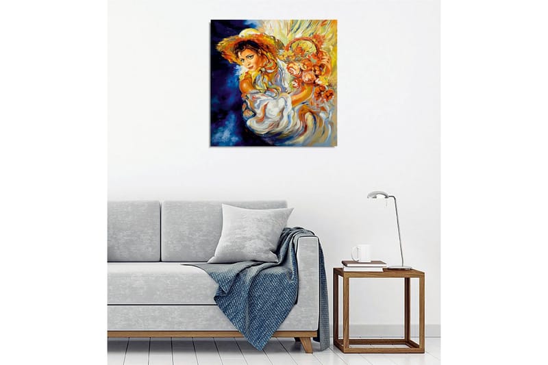 Lærredsbillede - Ung kvinde med blomster i en kurv og en stor hat - Orange / Blå / Hvid - Boligtilbehør - Billeder & kunst - Billeder på lærred