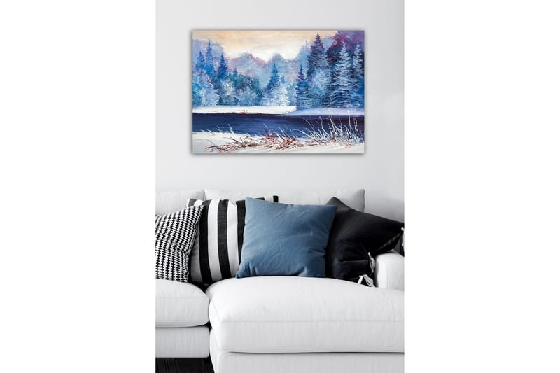 Lærredsbillede - Vinterlandskab med snedækkede træer og en spejlblank sø - Blå / Hvid / Mørkegrøn - Boligtilbehør - Billeder & kunst - Billeder på lærred