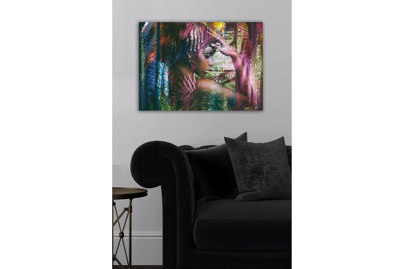 Lærredsbillede - Portræt af en kvinde omgivet af farverige planter - Grøn / Lyserød / Blå - Boligtilbehør - Billeder & kunst - Billeder på lærred