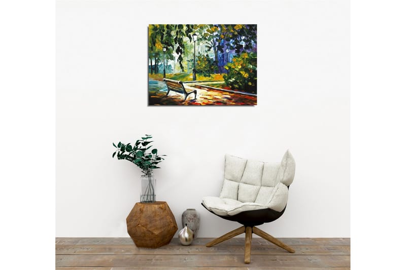 Lærredsbillede - Parkbænk omgivet af frodige træer og lys i et farverigt miljø - Grøn / Gul / Blå - Boligtilbehør - Billeder & kunst - Billeder på lærred