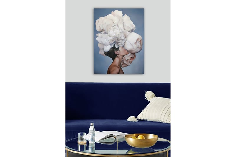 Lærredsbillede - Portræt af en person med en stor buket hvide blomster svævende over hovedet - Hvid / Lysegrå / Hudfarve - Boligtilbehør - Billeder & kunst - Billeder på lærred