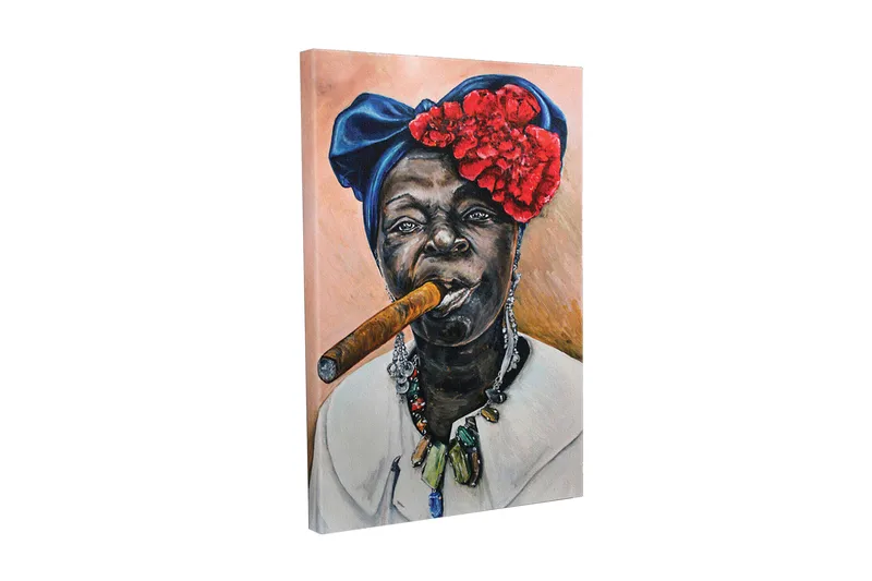 Lærredsbillede - Portræt af en kvinde med en cigar og farverig hovedbeklædning, Mørkeblå / Rød / Hudfarve