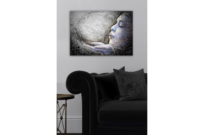 Lærredsbillede - Portræt af en kvinde, der blæser partikler ud af sine hænder - Grå / Blå / Sort - Boligtilbehør - Billeder & kunst - Billeder på lærred