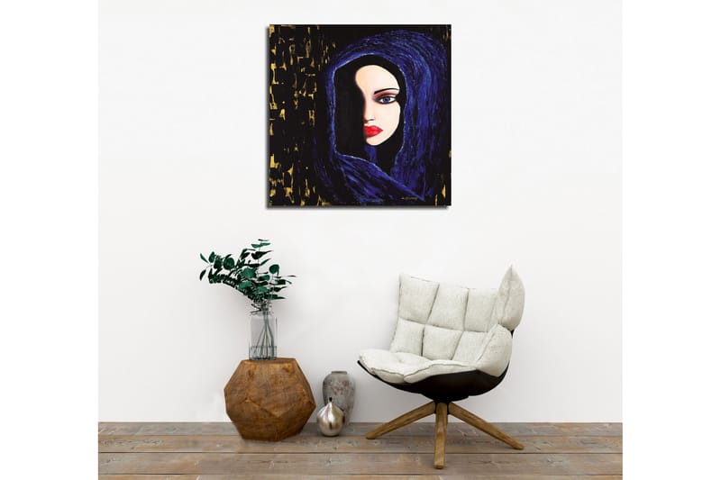 Lærredsbillede - Portræt af en kvinde med et mystisk blik i en mørk hætte - Mørkeblå / Sort / Rød - Boligtilbehør - Billeder & kunst - Billeder på lærred