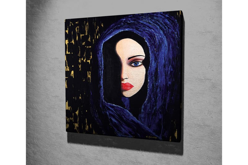 Lærredsbillede - Portræt af en kvinde med et mystisk blik i en mørk hætte - Mørkeblå / Sort / Rød - Boligtilbehør - Billeder & kunst - Billeder på lærred