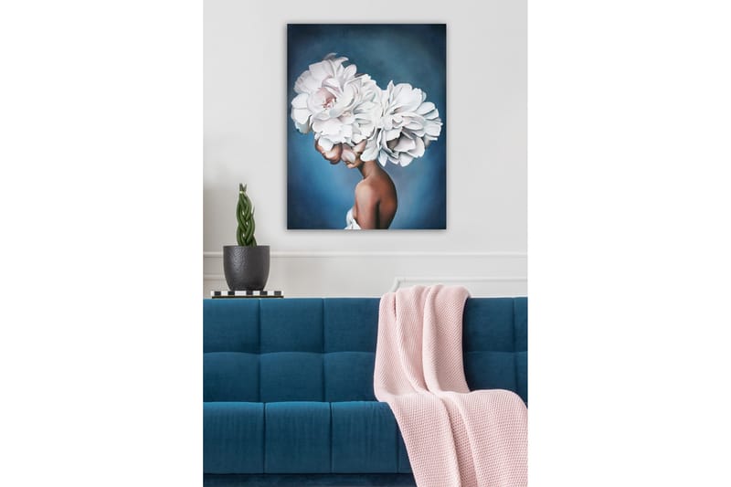 Lærredsbillede - Portræt af en kvinde med store, hvide blomster som hovedbeklædning - Hvid / Blå / Brun - Boligtilbehør - Billeder & kunst - Billeder på lærred
