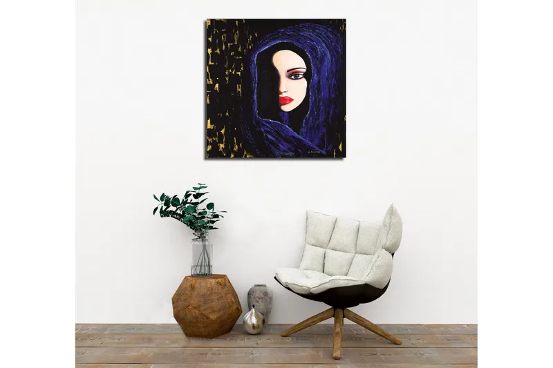 Lærredsbillede - Portræt af en kvinde med et mystisk blik i en mørk hætte - Mørkeblå / Sort / Rød - Boligtilbehør - Billeder & kunst - Billeder på lærred