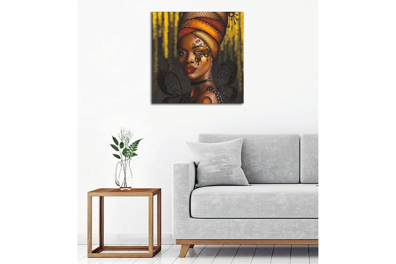 Lærredsbillede - Portræt af en kvinde med farverig hovedbeklædning og sommerfugle - Guld / Sort / Rød - Boligtilbehør - Billeder & kunst - Billeder på lærred