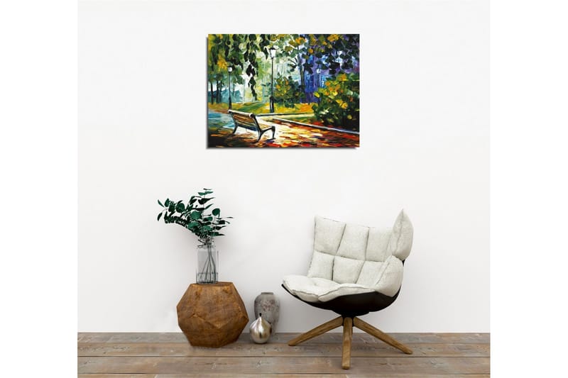 Lærredsbillede - Parkbænk omgivet af frodige træer og lys i et farverigt miljø - Grøn / Gul / Blå - Boligtilbehør - Billeder & kunst - Billeder på lærred