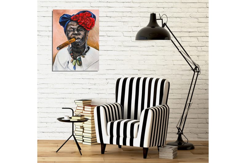 Lærredsbillede - Portræt af en kvinde med en cigar og farverig hovedbeklædning - Mørkeblå / Rød / Hudfarve - Boligtilbehør - Billeder & kunst - Billeder på lærred