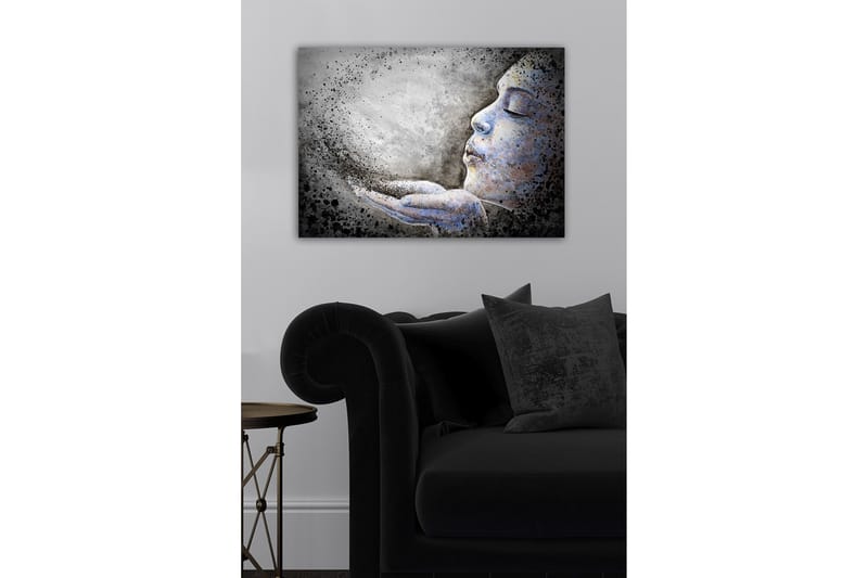 Lærredsbillede - Portræt af en kvinde, der blæser partikler ud af sine hænder - Grå / Blå / Sort - Boligtilbehør - Billeder & kunst - Billeder på lærred