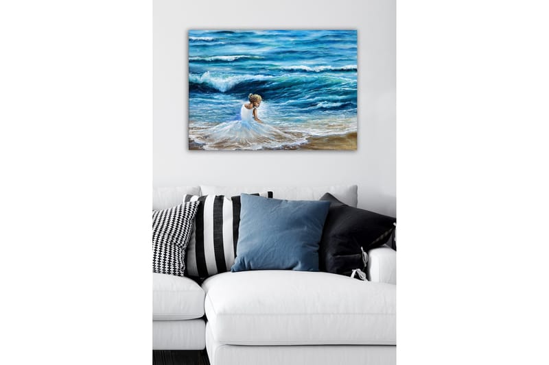Lærredsbillede - Pige i hvid kjole leger ved havet - Blå / Hvid / Beige - Boligtilbehør - Billeder & kunst - Billeder på lærred