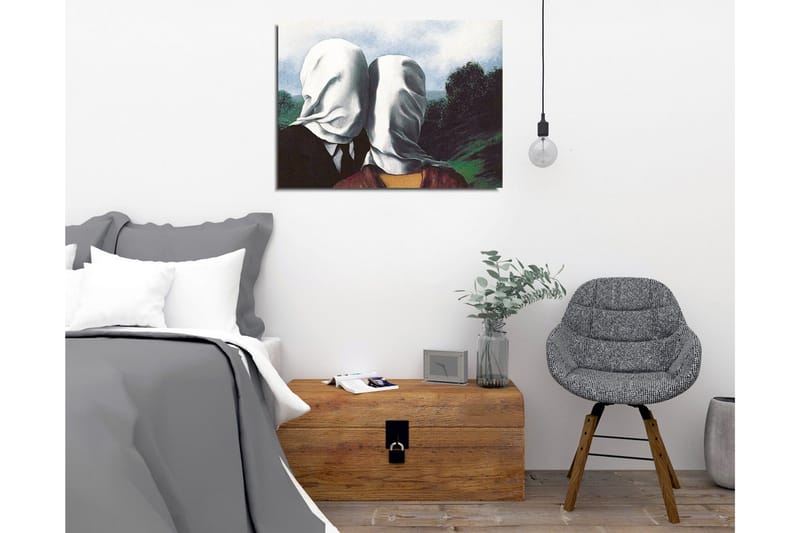Lærredsbillede - Par med hvide klæder, der dækker deres ansigter, stående i et frodigt landskab - Hvid / Sort / Grøn - Boligtilbehør - Billeder & kunst - Billeder på lærred