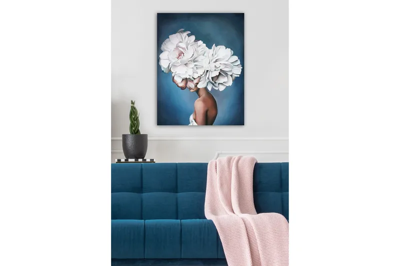 Lærredsbillede - Portræt af en kvinde med store, hvide blomster som hovedbeklædning - Hvid / Blå / Brun - Boligtilbehør - Billeder & kunst - Billeder på lærred