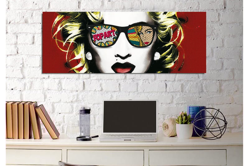 Lærredsbillede - Portræt af en kvinde med solbriller og pop art-motiver i refleksionerne - Rød / Sort / Gul - Boligtilbehør - Billeder & kunst - Billeder på lærred