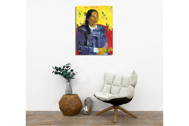 Lærredsbillede - Portræt af en kvinde med blomster i hånden - Mørkeblå / Gul / Rød - Boligtilbehør - Billeder & kunst - Billeder på lærred