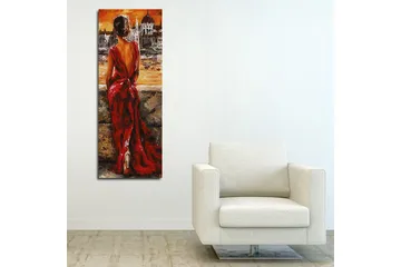 Lærredstryk 30x80 cm - Kvinde i rød kjole kigger ud over en by ved solnedgang - Rød / Orange / Beige - Boligtilbehør - Billeder & kunst - Billeder på lærred