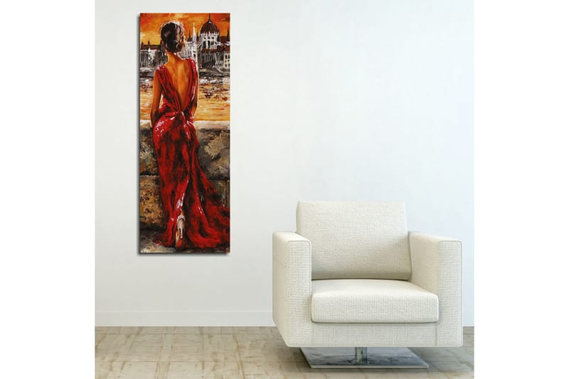 Lærredstryk 30x80 cm - Kvinde i rød kjole kigger ud over en by ved solnedgang - Rød / Orange / Beige - Boligtilbehør - Billeder & kunst - Billeder på lærred
