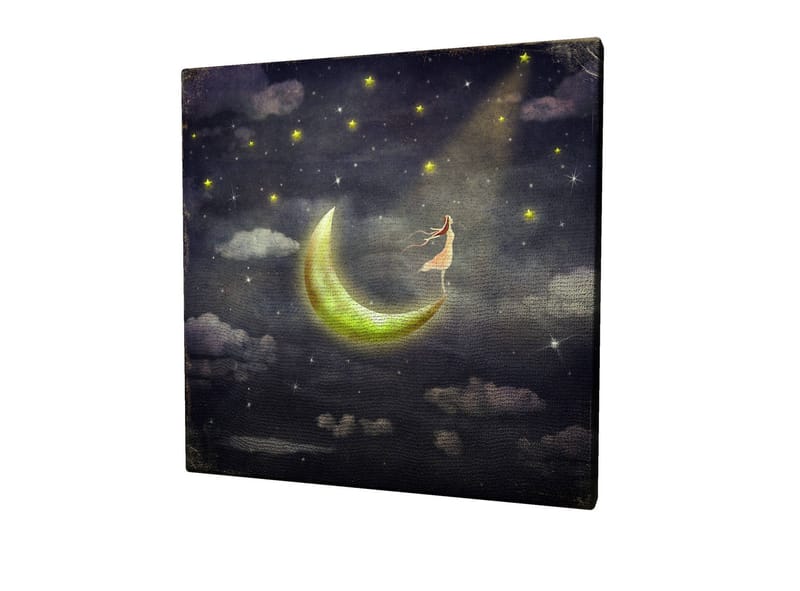 Lærredstryk 45x45 cm - Drømmeagtig scene med en kvinde stående på en måne i den stjerneklare nat - Mørkeblå / Grøn / Hvid - Boligtilbehør - Billeder & kunst - Billeder på lærred