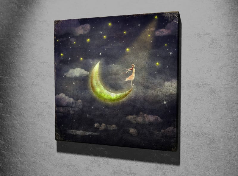 Lærredstryk 45x45 cm - Drømmeagtig scene med en kvinde stående på en måne i den stjerneklare nat - Mørkeblå / Grøn / Hvid - Boligtilbehør - Billeder & kunst - Billeder på lærred