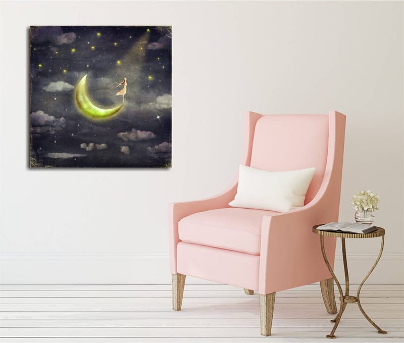 Lærredstryk 45x45 cm - Drømmeagtig scene med en kvinde stående på en måne i den stjerneklare nat, Mørkeblå / Grøn / Hvid