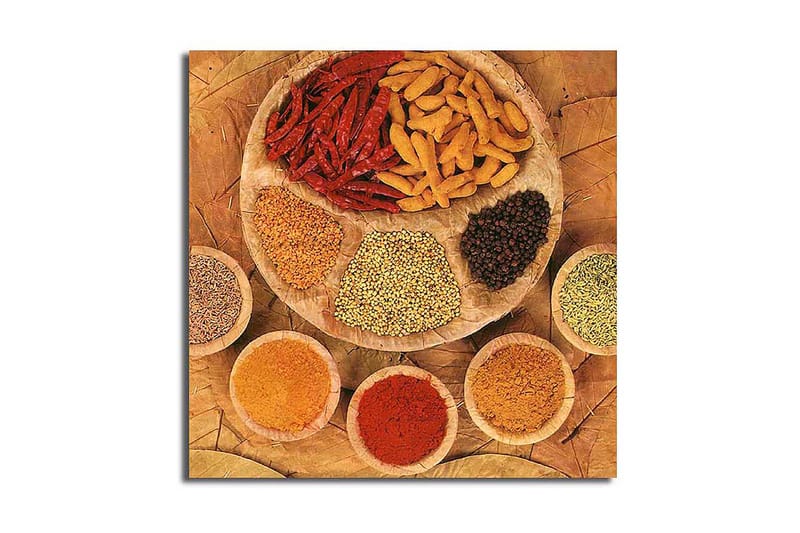 Lærredstryk 45x45 cm - Farverig samling af krydderier og urter på en rund tallerken, Rød / Gul / Brun