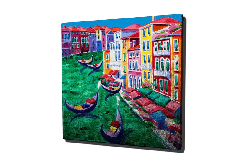 Lærredstryk 45x45 cm - Farverig udsigt over en kanal med gondoler og farverige bygninger - Grøn / Rød / Blå - Boligtilbehør - Billeder & kunst - Billeder på lærred