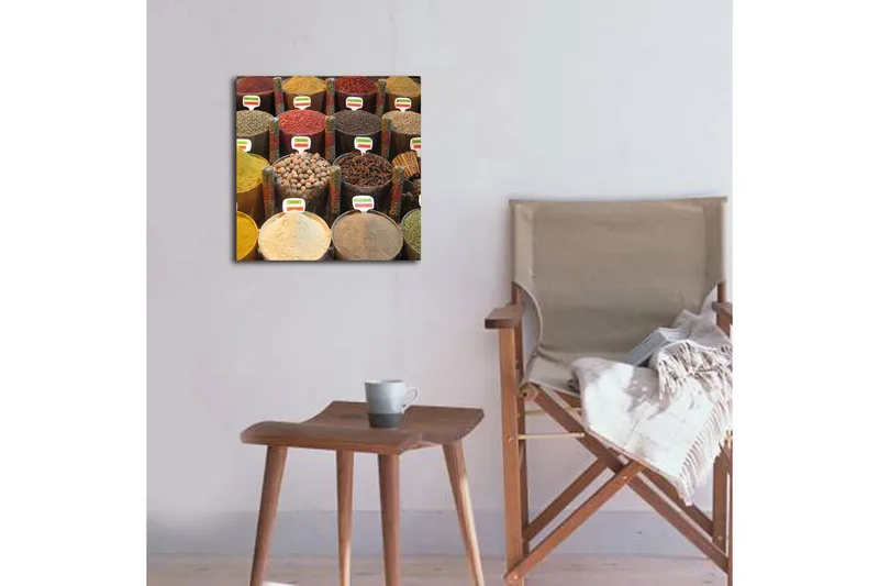 Lærredstryk 45x45 cm - Farverige krydderikrukker i en markedsbod - Rød / Gul / Brun - Boligtilbehør - Billeder & kunst - Billeder på lærred