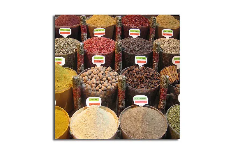 Lærredstryk 45x45 cm - Farverige krydderikrukker i en markedsbod, Rød / Gul / Brun