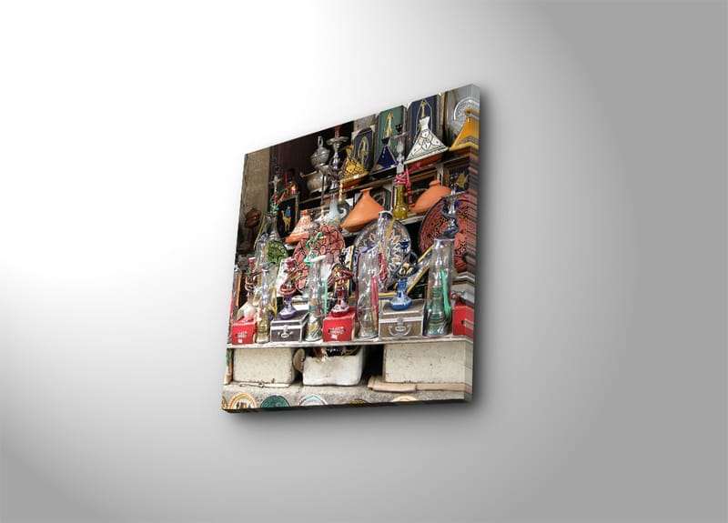 Lærredstryk 45x45 cm - Farverigt kunsthåndværk og dekorative genstande ved en markedsbod, Rød / Grøn / Orange