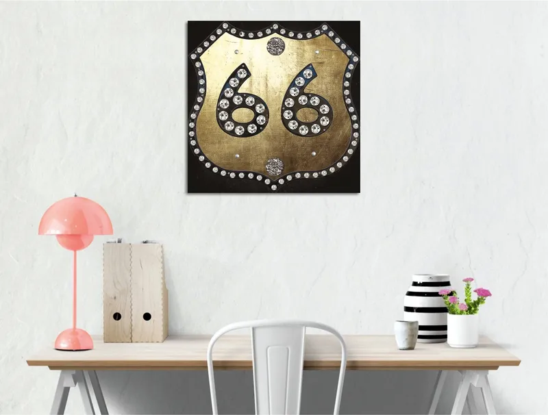 Lærredstryk 45x45 cm - Gyldent skilt med nummer 66 prydet med funklende sten, Guld / Sort