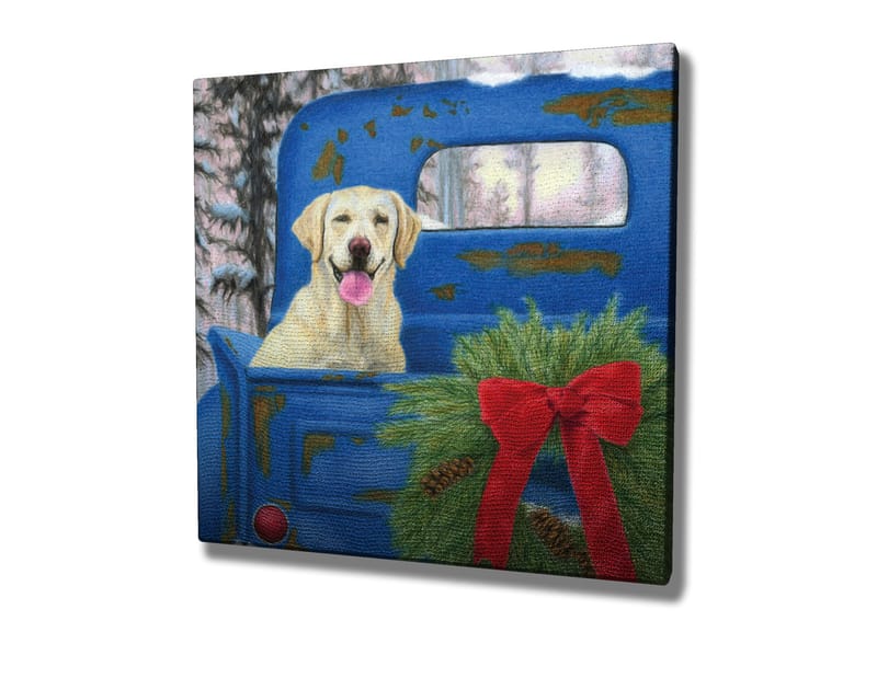 Lærredstryk 45x45 cm - Hund i en gammel blå bil med julekrans og rød sløjfe - Blå / Grøn / Rød - Boligtilbehør - Billeder & kunst - Billeder på lærred