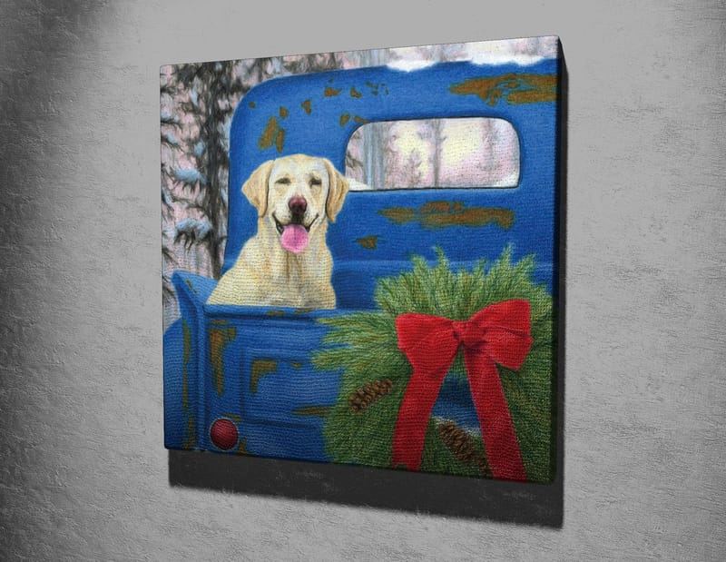 Lærredstryk 45x45 cm - Hund i en gammel blå bil med julekrans og rød sløjfe - Blå / Grøn / Rød - Boligtilbehør - Billeder & kunst - Billeder på lærred