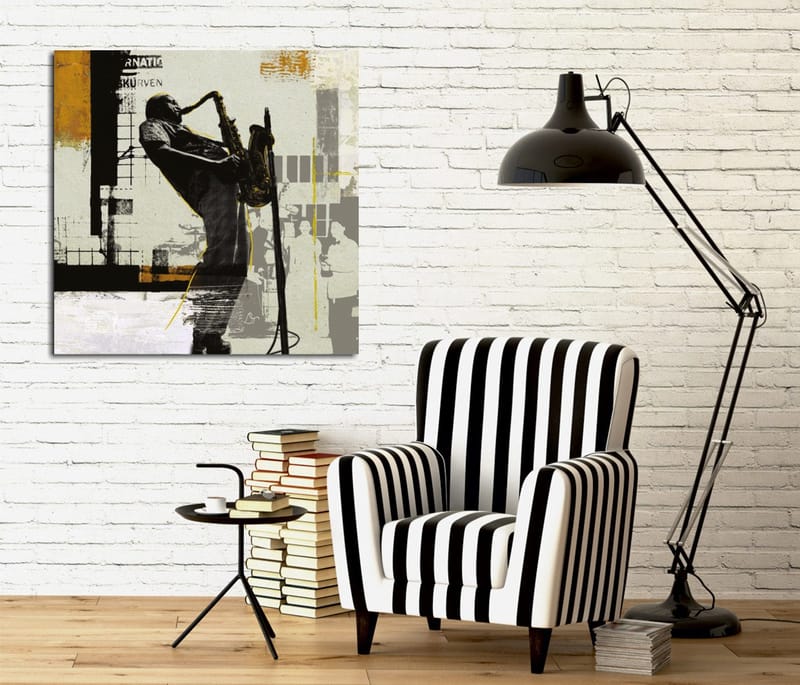 Lærredstryk 45x45 cm - Jazzmusiker spiller saxofon i et bymiljø, Sort / Gul / Grå