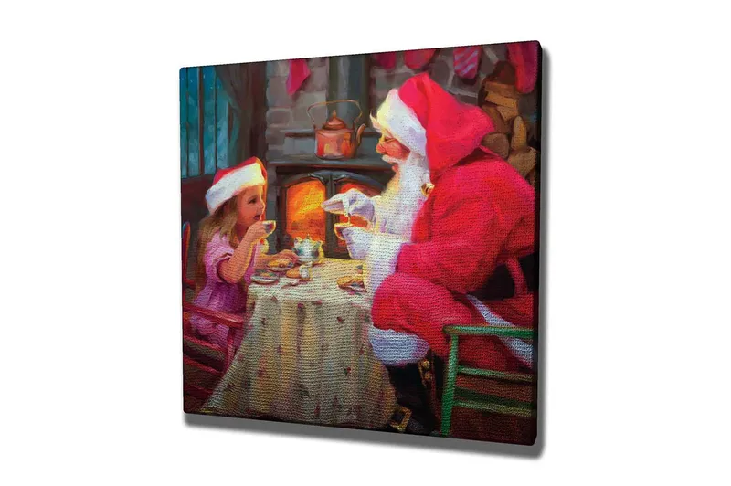 Lærredstryk 45x45 cm - Julestemning med julemanden og børn, der deler en kop varm chokolade, Rød / Beige / Grøn