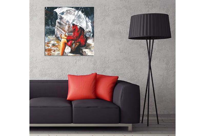 Lærredstryk 45x45 cm - Kvinde i rød frakke siddende under en paraply i regnvejr - Rød / Grå / Beige - Boligtilbehør - Billeder & kunst - Billeder på lærred