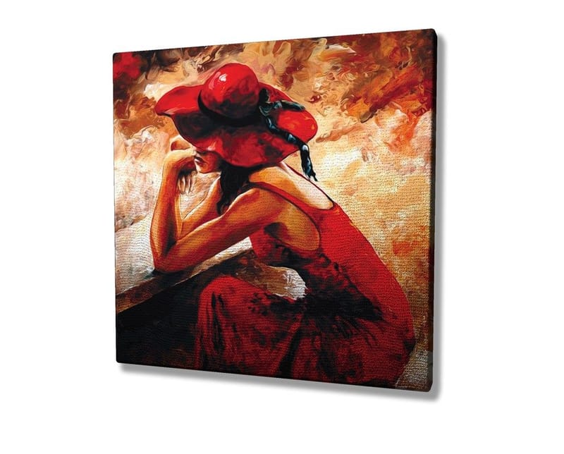 Lærredstryk 45x45 cm - Kvinde i rød kjole med rød hat lænet op ad en bænk - Rød / Beige / Sort - Boligtilbehør - Billeder & kunst - Billeder på lærred