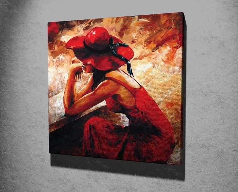 Lærredstryk 45x45 cm - Kvinde i rød kjole med rød hat lænet op ad en bænk - Rød / Beige / Sort - Boligtilbehør - Billeder & kunst - Billeder på lærred