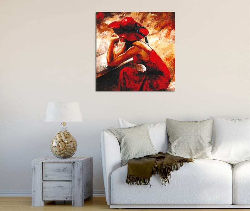 Lærredstryk 45x45 cm - Kvinde i rød kjole med rød hat lænet op ad en bænk, Rød / Beige / Sort