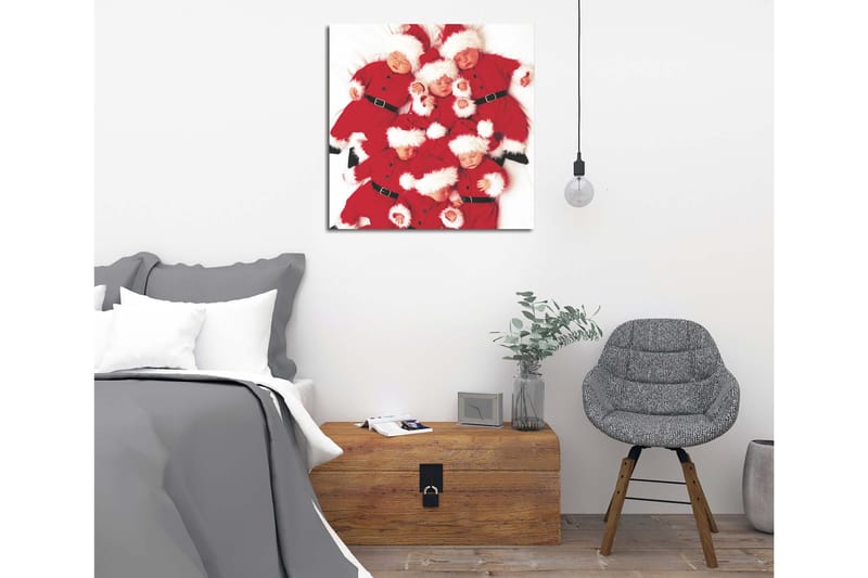 Lærredstryk 45x45 cm - Legesyg samling af børn i julemandskostumer, Rød / Hvid