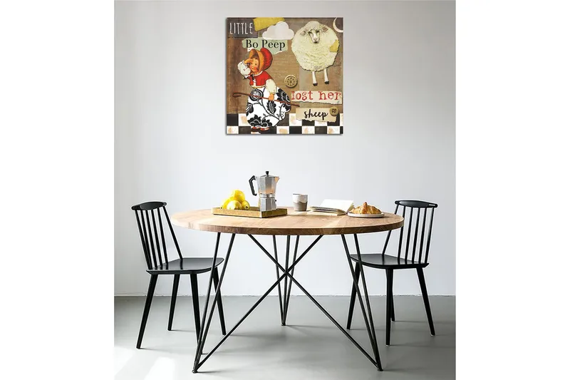 Lærredstryk 45x45 cm - Legesyg scene med en pige, der leder efter sine får, Beige / Sort / Rød