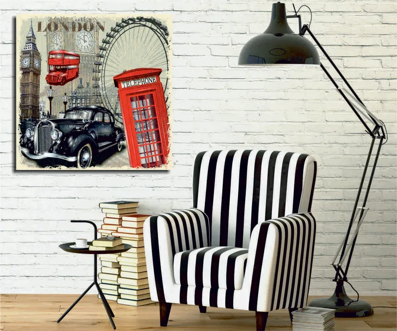 Lærredstryk 45x45 cm - London-inspireret byscene med en rød telefonboks og en klassisk bil, Rød / Sort / Beige