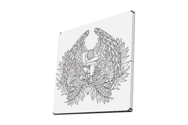 Lærredstryk 45x45 cm - Mørk og detaljeret skulptur af en siddende figur omgivet af fjer og vegetation - Sort / Hvid - Boligtilbehør - Billeder & kunst - Billeder på lærred