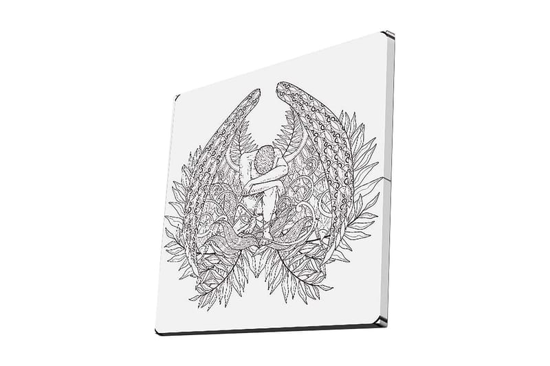 Lærredstryk 45x45 cm - Mørk og detaljeret skulptur af en siddende figur omgivet af fjer og vegetation, Sort / Hvid