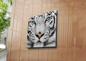 Lærredstryk 45x45 cm - Nærbillede af en hvid tiger med intense øjne - Hvid / Sort / Grøn - Boligtilbehør - Billeder & kunst - Billeder på lærred