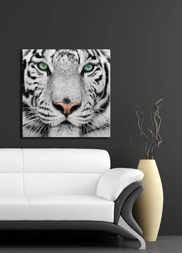 Lærredstryk 45x45 cm - Nærbillede af en hvid tiger med intense øjne - Hvid / Sort / Grøn - Boligtilbehør - Billeder & kunst - Billeder på lærred